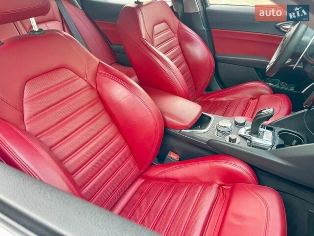 Білий Альфа Ромео Джулія, об'ємом двигуна 2 л та пробігом 74 тис. км за 21500 $, фото 6 на Automoto.ua