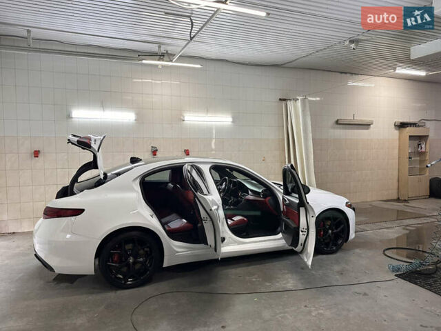 Білий Альфа Ромео Джулія, об'ємом двигуна 2 л та пробігом 45 тис. км за 28500 $, фото 5 на Automoto.ua