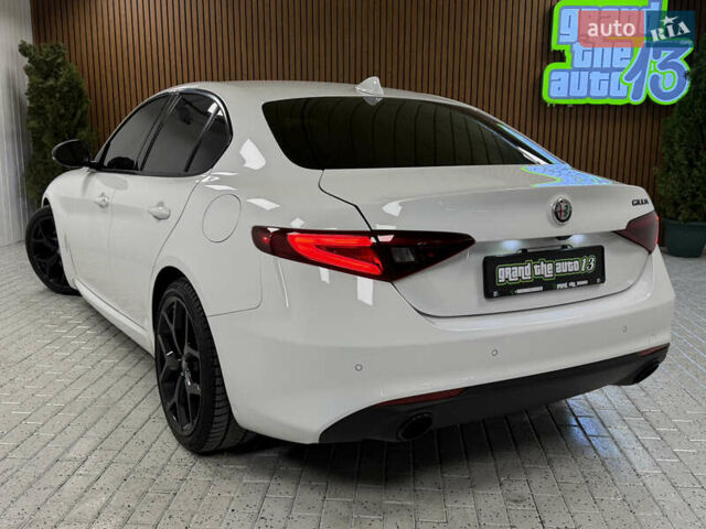 Белый Альфа Ромео Джулия, объемом двигателя 2 л и пробегом 55 тыс. км за 23000 $, фото 48 на Automoto.ua