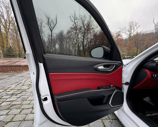 Білий Альфа Ромео Джулія, об'ємом двигуна 2 л та пробігом 40 тис. км за 22999 $, фото 38 на Automoto.ua