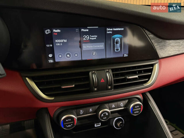 Белый Альфа Ромео Джулия, объемом двигателя 2 л и пробегом 55 тыс. км за 23000 $, фото 20 на Automoto.ua