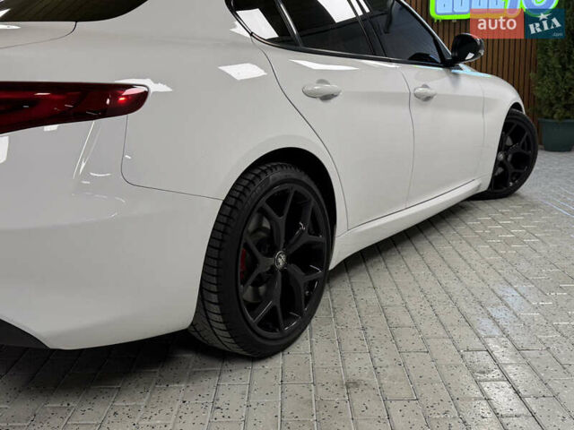 Белый Альфа Ромео Джулия, объемом двигателя 2 л и пробегом 55 тыс. км за 23000 $, фото 46 на Automoto.ua