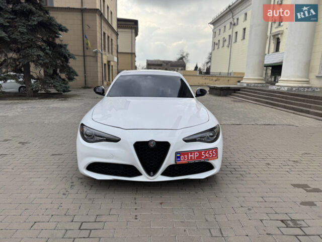 Белый Альфа Ромео Джулия, объемом двигателя 2 л и пробегом 110 тыс. км за 19000 $, фото 1 на Automoto.ua