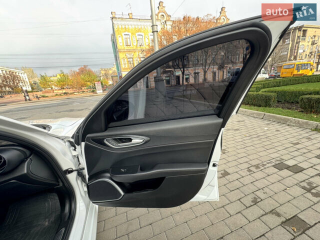 Белый Альфа Ромео Джулия, объемом двигателя 2 л и пробегом 110 тыс. км за 19000 $, фото 48 на Automoto.ua
