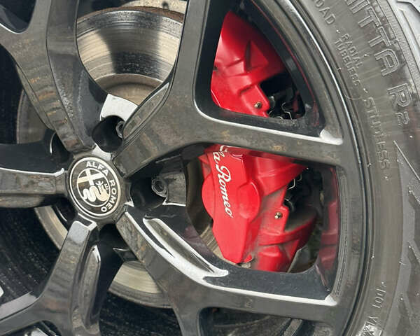 Білий Альфа Ромео Джулія, об'ємом двигуна 2 л та пробігом 40 тис. км за 22999 $, фото 78 на Automoto.ua