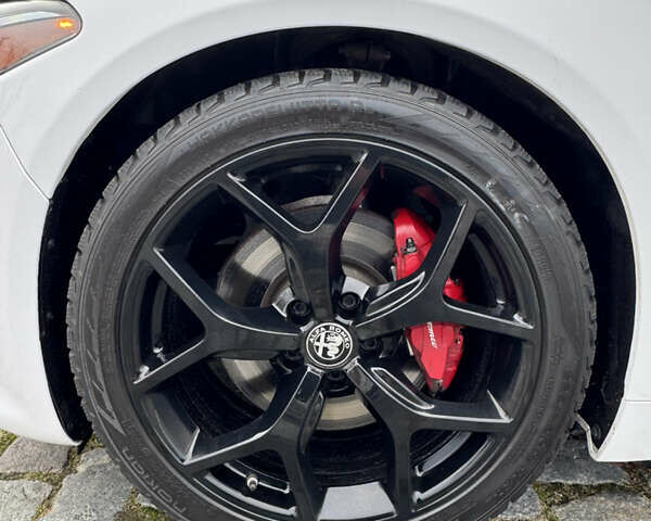 Білий Альфа Ромео Джулія, об'ємом двигуна 2 л та пробігом 40 тис. км за 22999 $, фото 114 на Automoto.ua