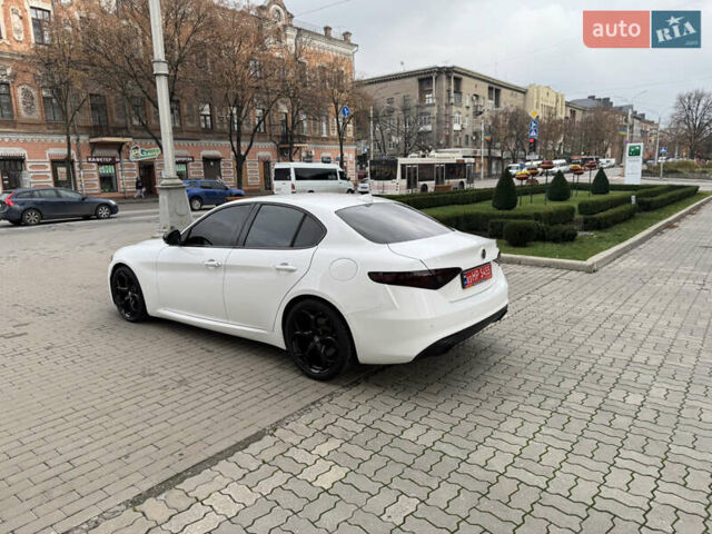 Белый Альфа Ромео Джулия, объемом двигателя 2 л и пробегом 110 тыс. км за 25000 $, фото 8 на Automoto.ua