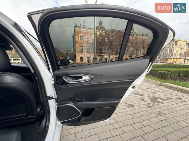 Білий Альфа Ромео Джулія, об'ємом двигуна 2 л та пробігом 110 тис. км за 20000 $, фото 41 на Automoto.ua