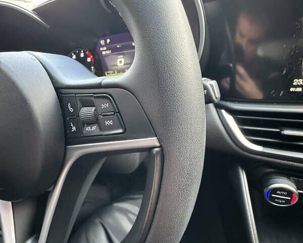 Білий Альфа Ромео Джулія, об'ємом двигуна 2 л та пробігом 110 тис. км за 20000 $, фото 61 на Automoto.ua