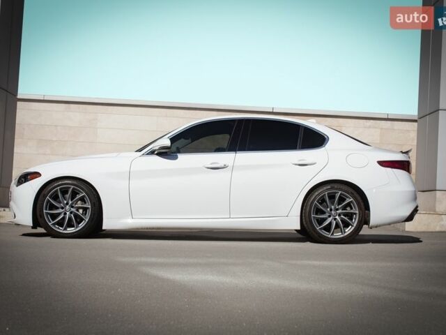 Белый Альфа Ромео Джулия, объемом двигателя 2 л и пробегом 82 тыс. км за 23800 $, фото 4 на Automoto.ua