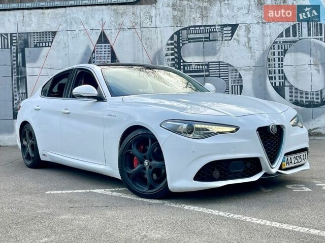 Білий Альфа Ромео Джулія, об'ємом двигуна 2 л та пробігом 74 тис. км за 21500 $, фото 1 на Automoto.ua