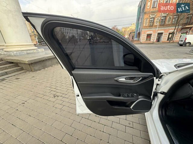 Белый Альфа Ромео Джулия, объемом двигателя 2 л и пробегом 110 тыс. км за 25000 $, фото 54 на Automoto.ua
