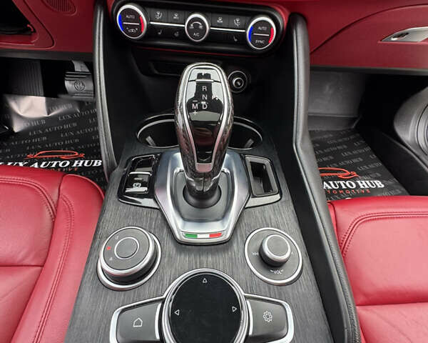 Белый Альфа Ромео Джулия, объемом двигателя 2 л и пробегом 40 тыс. км за 24999 $, фото 129 на Automoto.ua