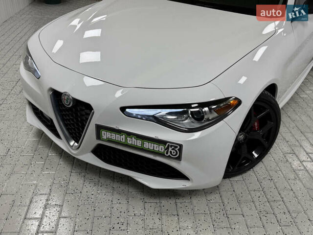 Белый Альфа Ромео Джулия, объемом двигателя 2 л и пробегом 55 тыс. км за 23000 $, фото 5 на Automoto.ua
