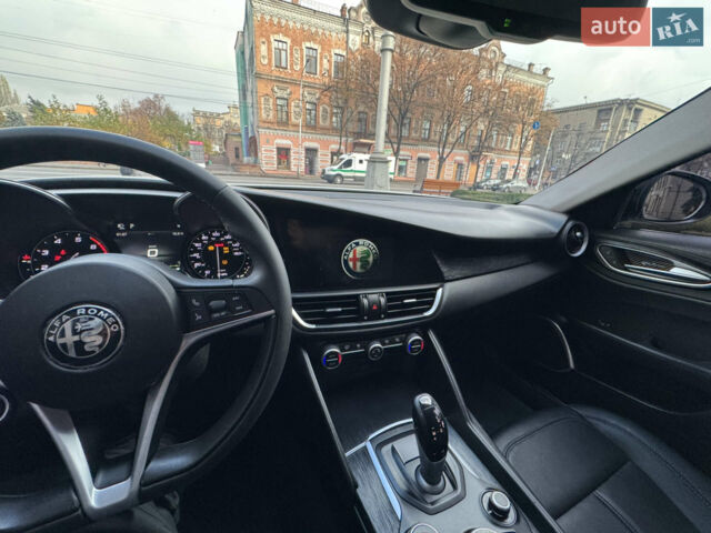 Белый Альфа Ромео Джулия, объемом двигателя 2 л и пробегом 110 тыс. км за 19000 $, фото 56 на Automoto.ua