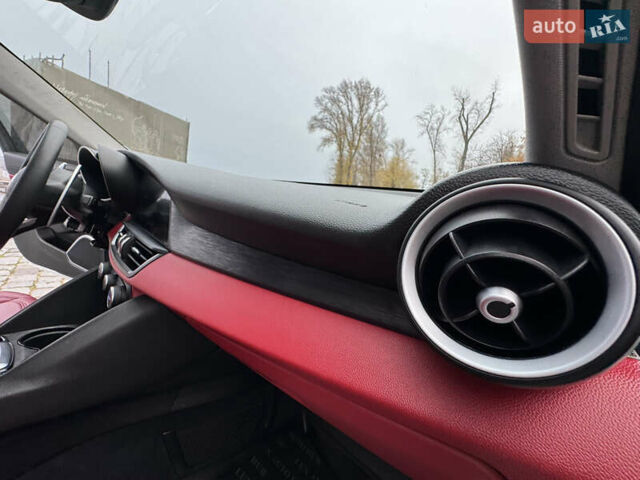 Белый Альфа Ромео Джулия, объемом двигателя 2 л и пробегом 40 тыс. км за 24999 $, фото 122 на Automoto.ua