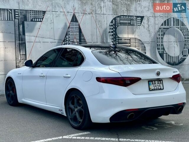 Білий Альфа Ромео Джулія, об'ємом двигуна 2 л та пробігом 74 тис. км за 21500 $, фото 4 на Automoto.ua