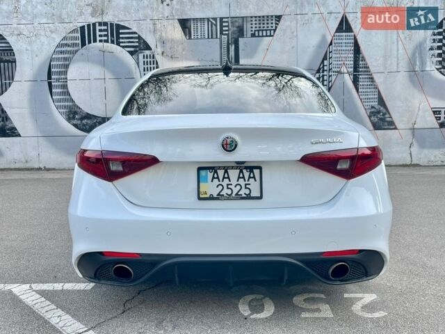 Білий Альфа Ромео Джулія, об'ємом двигуна 2 л та пробігом 74 тис. км за 21500 $, фото 3 на Automoto.ua