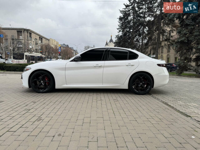 Белый Альфа Ромео Джулия, объемом двигателя 2 л и пробегом 110 тыс. км за 19000 $, фото 4 на Automoto.ua