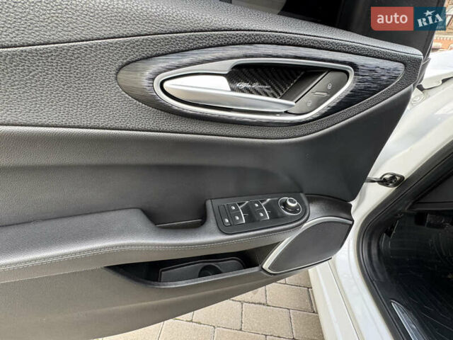 Білий Альфа Ромео Джулія, об'ємом двигуна 2 л та пробігом 110 тис. км за 20000 $, фото 59 на Automoto.ua