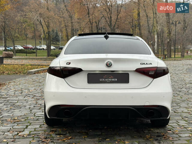 Белый Альфа Ромео Джулия, объемом двигателя 2 л и пробегом 40 тыс. км за 24999 $, фото 53 на Automoto.ua