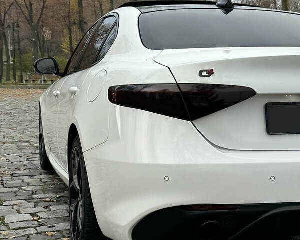 Білий Альфа Ромео Джулія, об'ємом двигуна 2 л та пробігом 40 тис. км за 22999 $, фото 74 на Automoto.ua