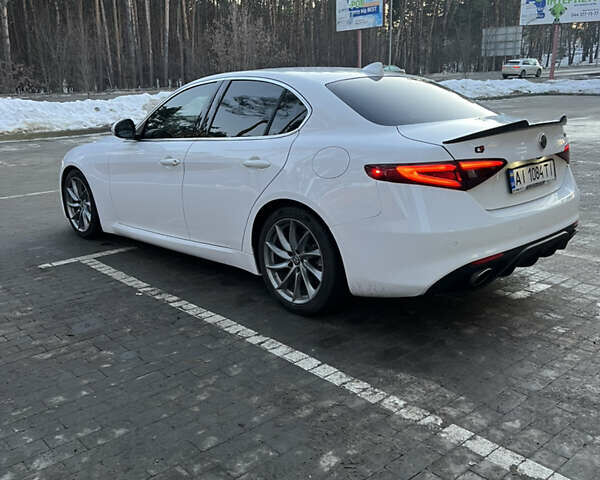 Білий Альфа Ромео Джулія, об'ємом двигуна 2 л та пробігом 82 тис. км за 24000 $, фото 2 на Automoto.ua