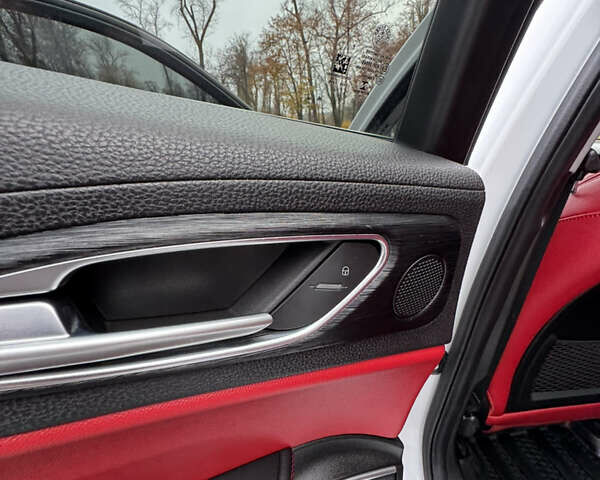 Білий Альфа Ромео Джулія, об'ємом двигуна 2 л та пробігом 40 тис. км за 22999 $, фото 37 на Automoto.ua