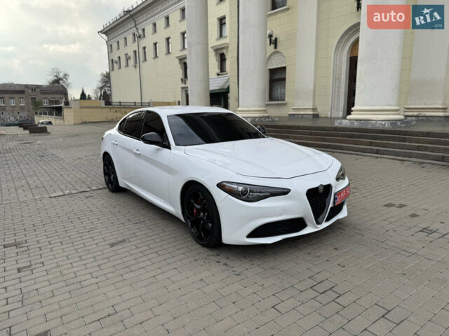 Белый Альфа Ромео Джулия, объемом двигателя 2 л и пробегом 110 тыс. км за 19000 $, фото 19 на Automoto.ua