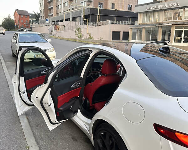Білий Альфа Ромео Джулія, об'ємом двигуна 2 л та пробігом 45 тис. км за 28500 $, фото 7 на Automoto.ua