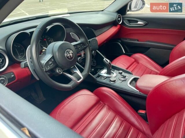 Білий Альфа Ромео Джулія, об'ємом двигуна 2 л та пробігом 74 тис. км за 21500 $, фото 5 на Automoto.ua