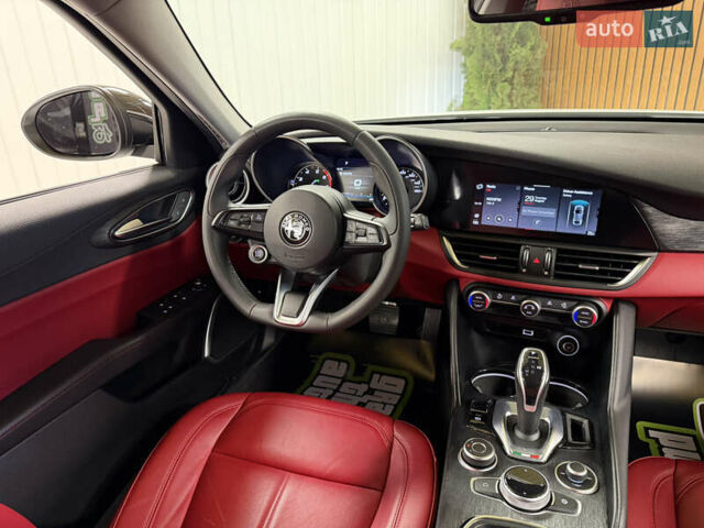 Белый Альфа Ромео Джулия, объемом двигателя 2 л и пробегом 55 тыс. км за 23000 $, фото 13 на Automoto.ua