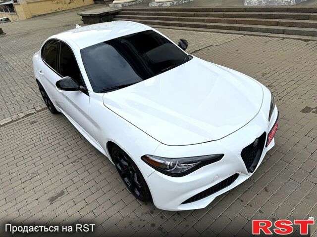 Белый Альфа Ромео Джулия, объемом двигателя 2 л и пробегом 110 тыс. км за 25000 $, фото 2 на Automoto.ua