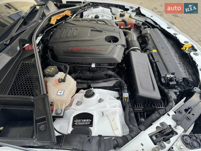 Белый Альфа Ромео Джулия, объемом двигателя 2 л и пробегом 110 тыс. км за 25000 $, фото 37 на Automoto.ua