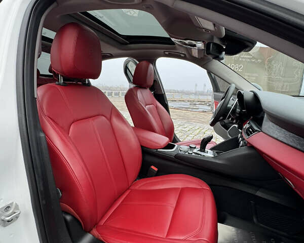 Білий Альфа Ромео Джулія, об'ємом двигуна 2 л та пробігом 40 тис. км за 22999 $, фото 13 на Automoto.ua