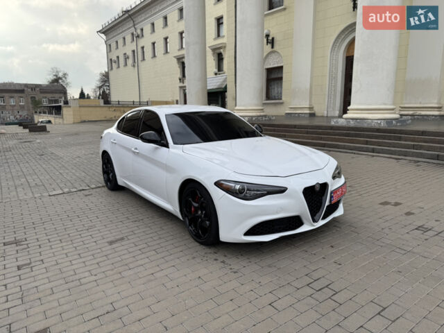 Белый Альфа Ромео Джулия, объемом двигателя 2 л и пробегом 110 тыс. км за 19000 $, фото 19 на Automoto.ua