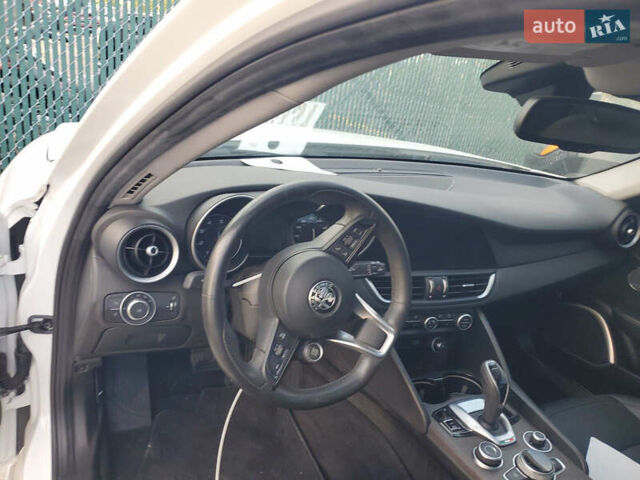 Альфа Ромео Джулія 2020 у Києві на Automoto.ua Білий Альфа Ромео Джулія, об'ємом двигуна 2 л та пробігом 50 тис. км за 18650 $, фото 19 на Automoto.ua