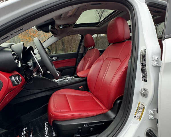 Білий Альфа Ромео Джулія, об'ємом двигуна 2 л та пробігом 40 тис. км за 22999 $, фото 40 на Automoto.ua