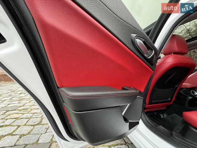 Білий Альфа Ромео Джулія, об'ємом двигуна 2 л та пробігом 40 тис. км за 22999 $, фото 36 на Automoto.ua