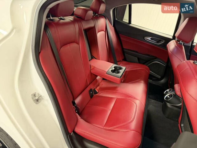 Белый Альфа Ромео Джулия, объемом двигателя 2 л и пробегом 55 тыс. км за 23000 $, фото 36 на Automoto.ua