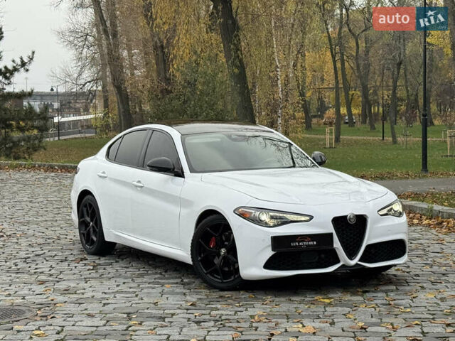 Белый Альфа Ромео Джулия, объемом двигателя 2 л и пробегом 40 тыс. км за 24999 $, фото 63 на Automoto.ua