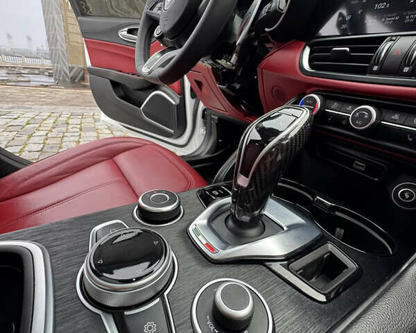 Білий Альфа Ромео Джулія, об'ємом двигуна 2 л та пробігом 40 тис. км за 22999 $, фото 122 на Automoto.ua