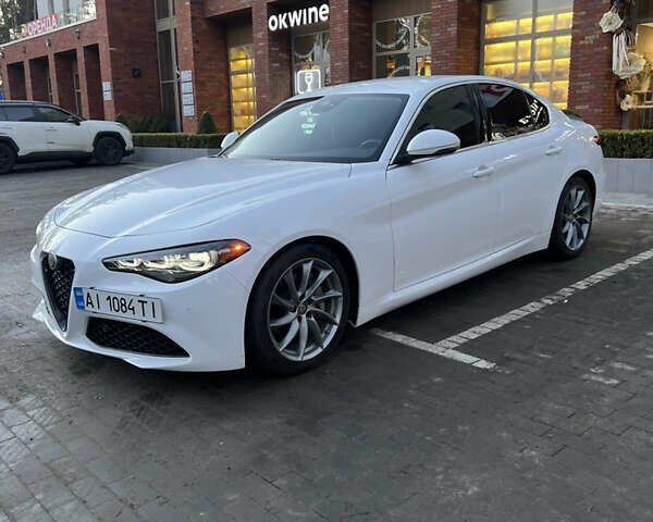 Білий Альфа Ромео Джулія, об'ємом двигуна 2 л та пробігом 82 тис. км за 24000 $, фото 5 на Automoto.ua