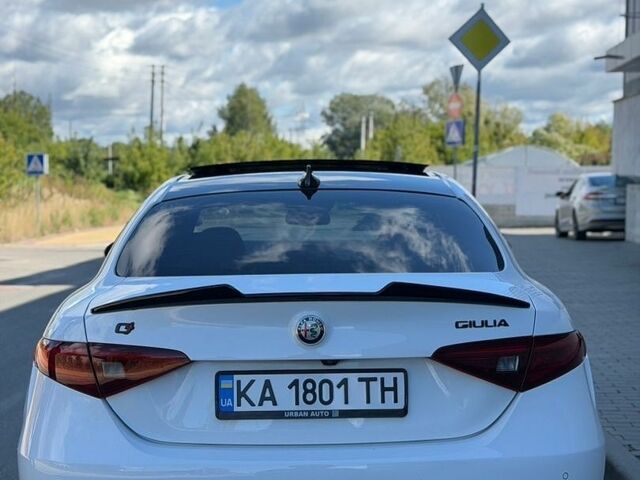 Белый Альфа Ромео Джулия, объемом двигателя 2 л и пробегом 129 тыс. км за 20900 $, фото 7 на Automoto.ua