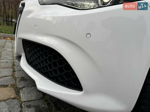 Білий Альфа Ромео Джулія, об'ємом двигуна 2 л та пробігом 40 тис. км за 22999 $, фото 97 на Automoto.ua