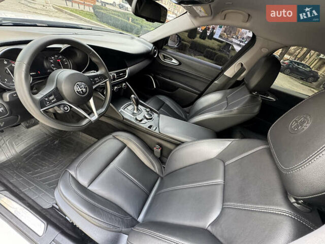 Білий Альфа Ромео Джулія, об'ємом двигуна 2 л та пробігом 110 тис. км за 20000 $, фото 50 на Automoto.ua