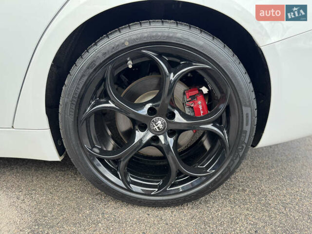 Белый Альфа Ромео Джулия, объемом двигателя 2 л и пробегом 110 тыс. км за 25000 $, фото 63 на Automoto.ua