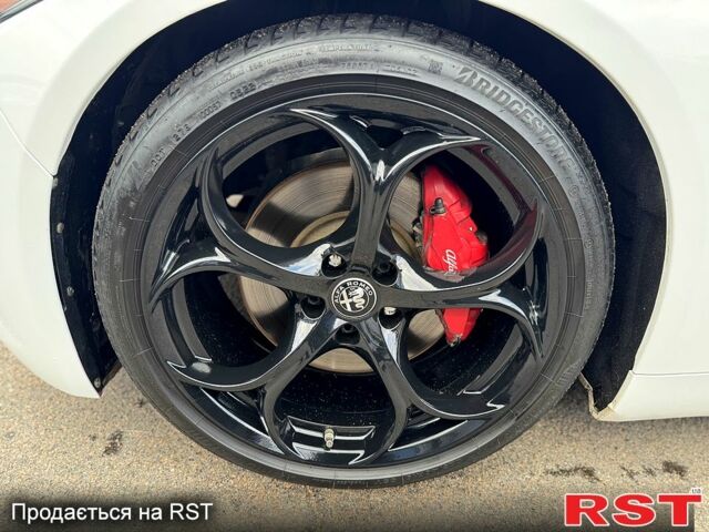 Белый Альфа Ромео Джулия, объемом двигателя 2 л и пробегом 110 тыс. км за 25000 $, фото 12 на Automoto.ua