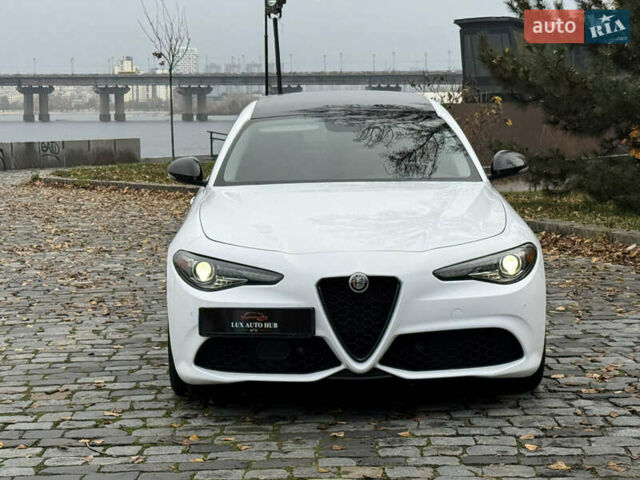 Белый Альфа Ромео Джулия, объемом двигателя 2 л и пробегом 40 тыс. км за 24999 $, фото 52 на Automoto.ua