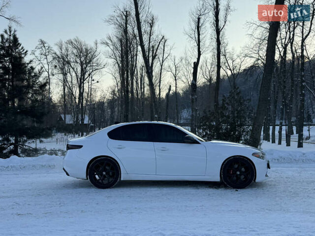 Білий Альфа Ромео Джулія, об'ємом двигуна 2 л та пробігом 40 тис. км за 22999 $, фото 135 на Automoto.ua